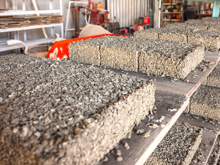 Autoridades del CONICET recorrieron en Crespo una planta que produce ladrillos PET con tecnología desarrollada por el organismo