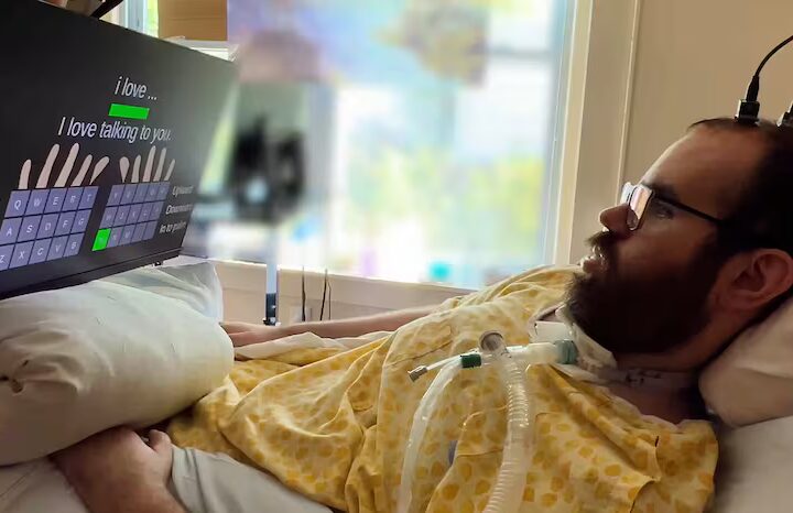 Electrodos conectados al cerebro permiten a personas con parálisis teclear con la mente