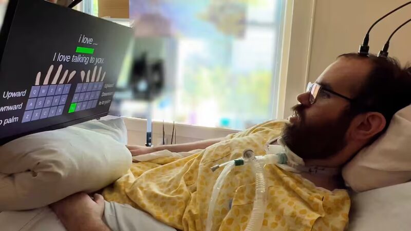 Electrodos conectados al cerebro permiten a personas con parálisis teclear con la mente