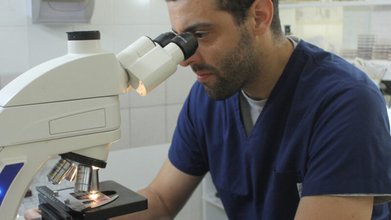 Bioquímico entrerriano representará al país en un congreso internacional de Microbiología