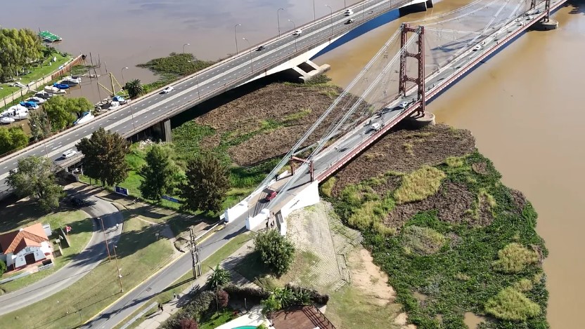 La ciencia detrás del embalsado en la Laguna Setúbal: especies «ingenieras» y arrastre por lluvias