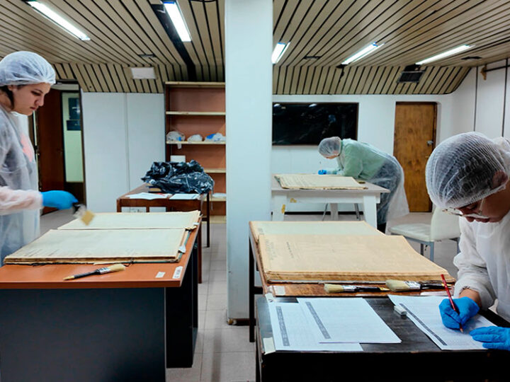 Especialistas trabajan en la puesta en valor del patrimonio cultural de un diario de casi 150 años