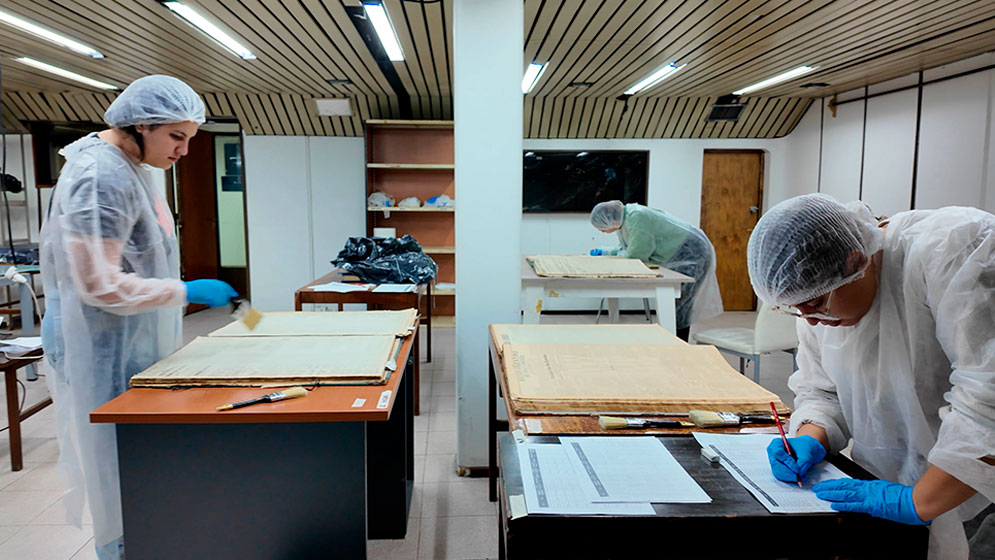 Especialistas trabajan en la puesta en valor del patrimonio cultural de un diario de casi 150 años