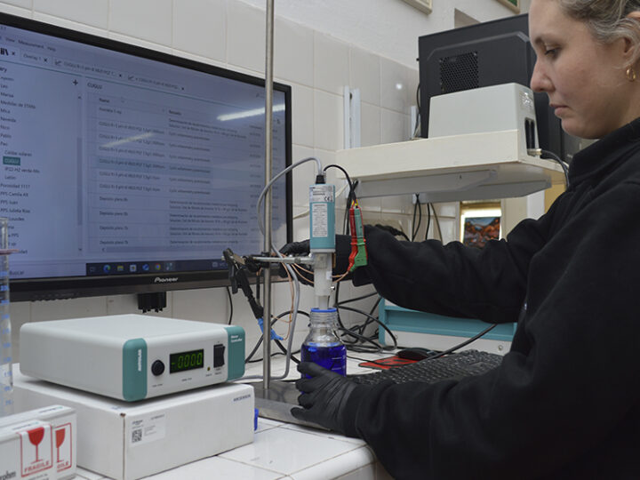 Un equipo de científicos busca reemplazar el cianuro en el principal método de recubrimiento de metales